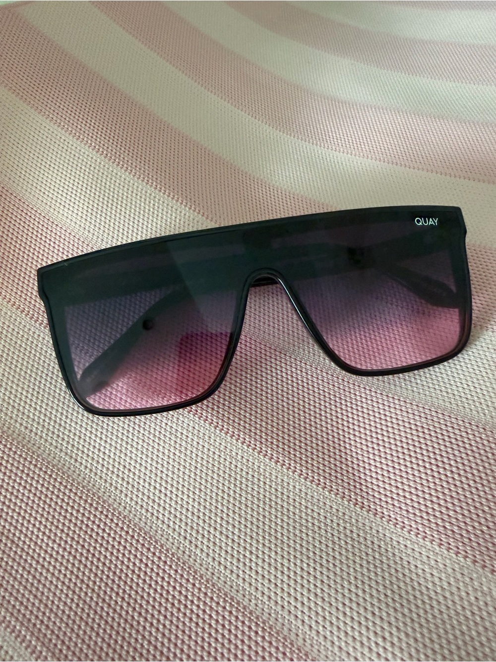 Quay Australia Shield Sunglasses - nightfall  pink gradient